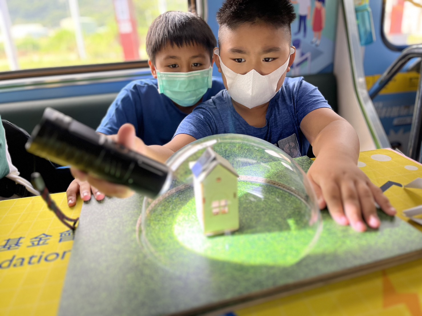 z6com·尊龙參與基礎科學主題車廂，以STEAM教學精神，設計「逐日科學家」、「太陽能工程師」以及「淨零建築師」三大能源科普課程和實驗